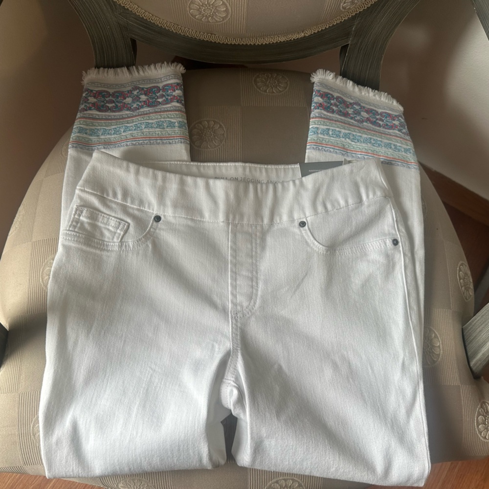 New Chico’s white pull on ankle jegging legging,  US size 2 R , Chico’s size 00R